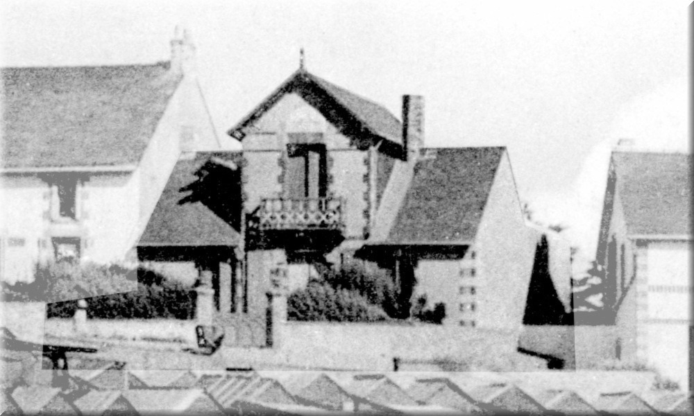 Image de la villa la Bourrasque, au bord de la plage Saint-Michel, vue depuis l'ouest.