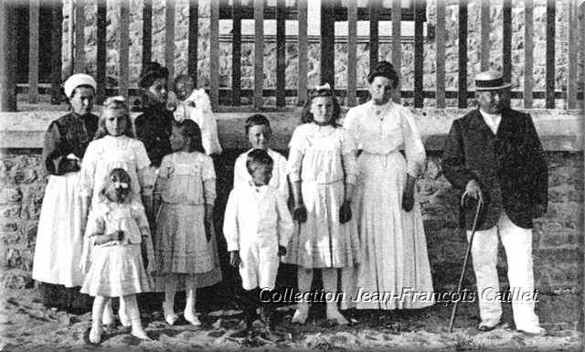 La famille d’Arthur Rouzeau devant Ker Avel en 1908.