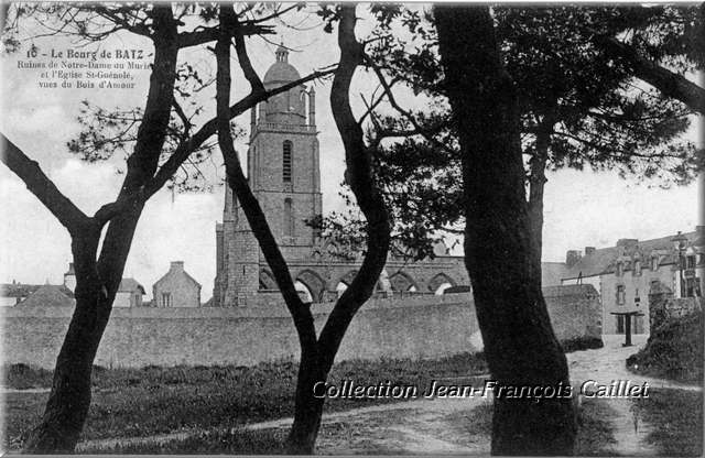10 - Le Bourg de Batz Ruines de Notre-Dame du Murier et l'Eglise St-Guénolé, vues du Bois d'Amour (n&b)