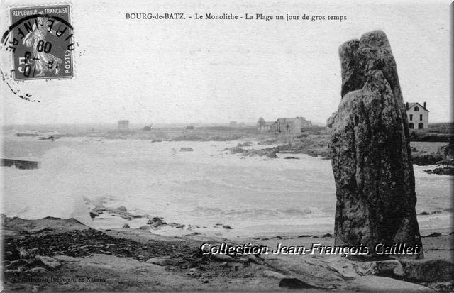 Bourg-de- Le Monolithe - La Plage un jour de gros temps