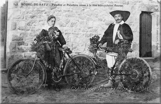 592. Bourg-de-Batz - Paludier et Paludière venus à la fête à bicyclettes fleuries