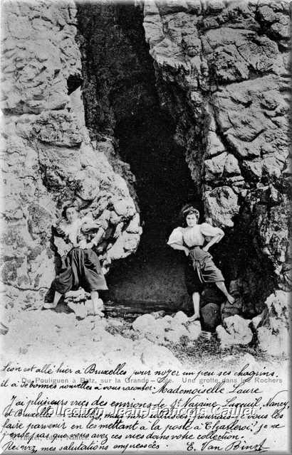 Du Pouliguen à Batz, sur la Grande-Côte. Une grotte dans les Rochers