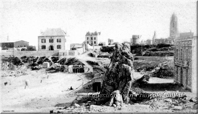 Usine, plage et église en septembre 1882+
