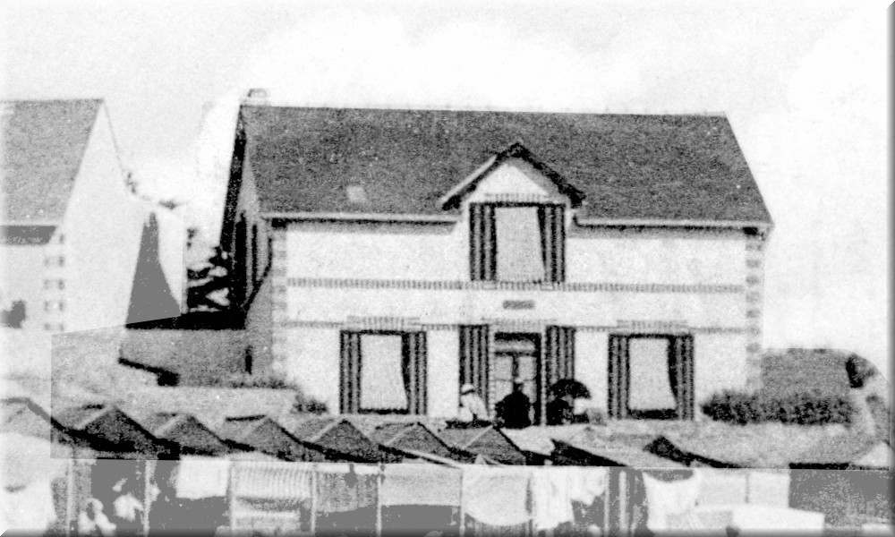 La villa les Korrigans, au bord de la plage Saint-Michel, vue depuis l'ouest.