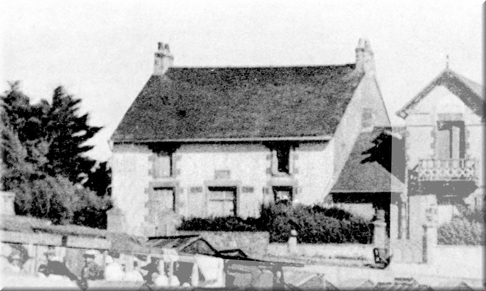 La villa Saint-Michel, au bord de la plage Saint-Michel, vue depuis l'ouest.