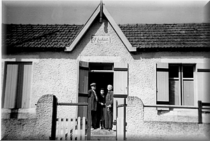 Le couple Lambert-Rivet dans l&rsquo;embrasure de la porte du chalet Ty&nbsp;Bihan